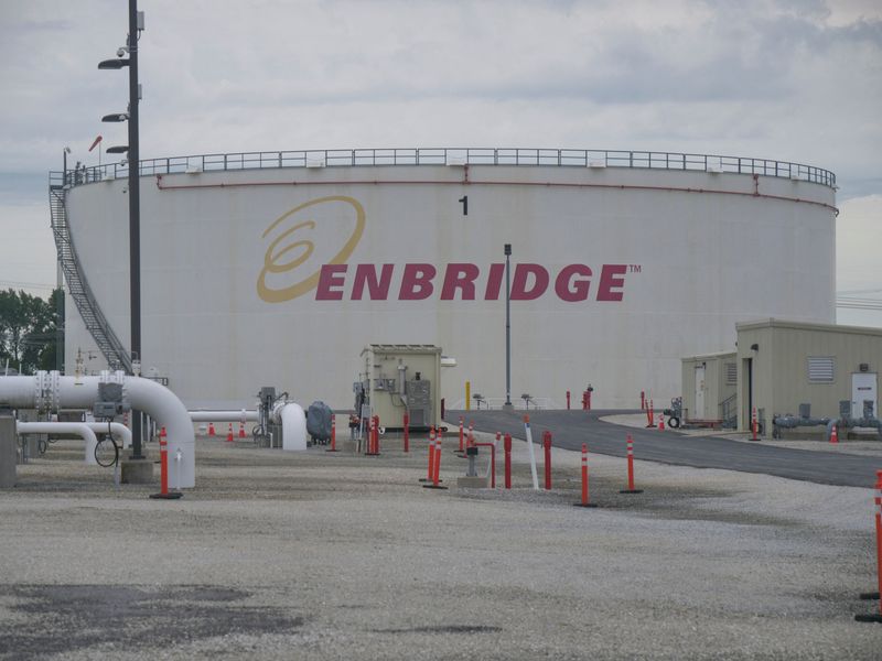 © Reuters. FILE PHOTO: Storage tanks are seen at Enbridge’s terminal located outside Manhattan, Illinois, U.S., June 26, 2024. REUTERS/Nicole Jao/File Photo